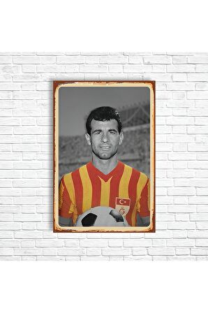 Sarı Kırmızı Takım Metin Oktay Retro Ahşap Poster