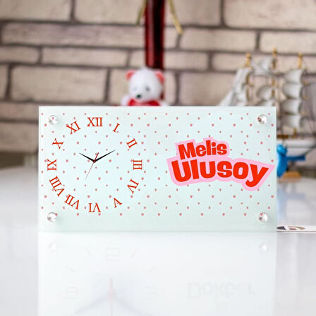 Çilek Desenli Kişiye Özel Cam Masa Saati – İsim Yazılı Masaüstü Dekor Saat