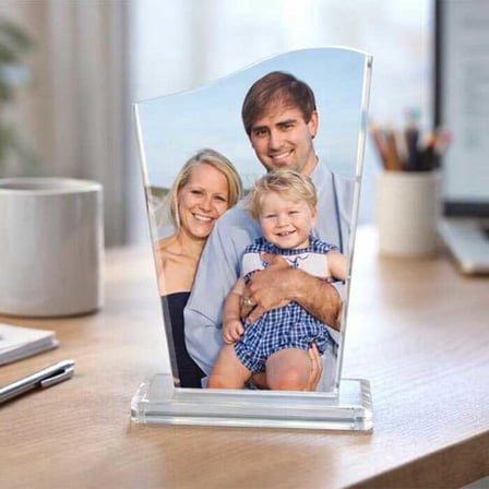 Kişiye Özel Fotoğraflı Kristal Cam Plaket – Asimetrik Kesim Masaüstü Cam Resim Çerçevesi