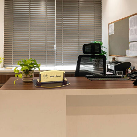 Kişiye Özel Logolu Kurumsal Masa İsimliği – Ahşap Şık Tasarım