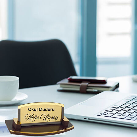 Kişiye Özel Öğretmen Masa İsimliği – Ahşap Zarif Tasarım