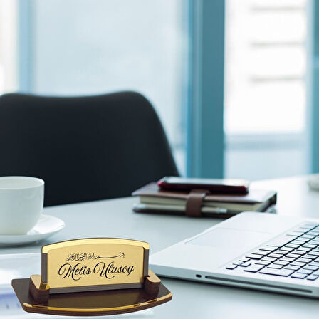 Kişiye Özel Besmele Tasarımlı Masa İsimliği – Ahşap Şık Dekor