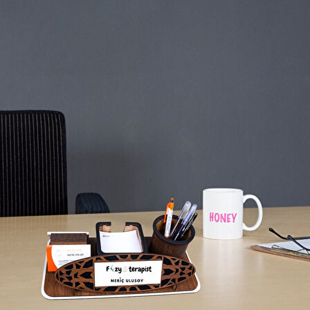 Fizyoterapistlere Hediye – Kişiye Özel Ahşap Masa Üstü İsimlik ve Kalemlik Seti