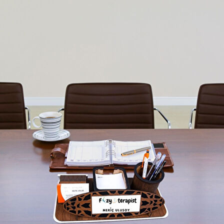 Fizyoterapistlere Hediye – Kişiye Özel Ahşap Masa Üstü İsimlik ve Kalemlik Seti