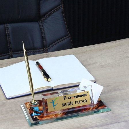 Kişiye Özel Fizyoterapist Logolu Kristal Masa Üstü İsimlik - Saatli Kalemli Lüks Doktor Hediyesi