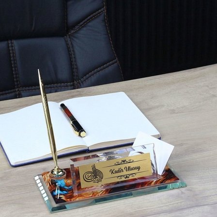 Besmele Tasarımlı Saatli Cam Masa İsimliği - Kartvizitlikli Kalemli Dini Ofis Hediyesi