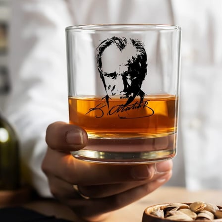 Atatürk İmzalı ve Portreli Viski Bardağı - Mustafa Kemal Atatürk Baskılı Cam Sunum Bardağı, Hediyelik Şık Likör ve Meşrubat Bardağı