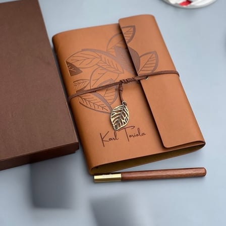 Kişiye Özel İsim Yazılı Yaprak Desenli Deri Defter ve Kalem Hediye Seti