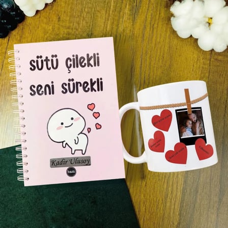 Kişiye Özel Fotoğraflı Konuşan Ajanda Ve Kupa Hediye Seti - Sütü Çilekli Seni Sürekli Tasarımlı Sevimli Sevgili Hediyesi