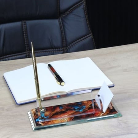 Felsefe Öğretmenine Hediye İsimlik - Kişiye Özel Gold Metal Plakalı Cam Masa İsimliği ve Kalem Seti