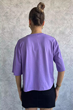 Zincir İşlemeli Cep Detaylı Kadın Tişört