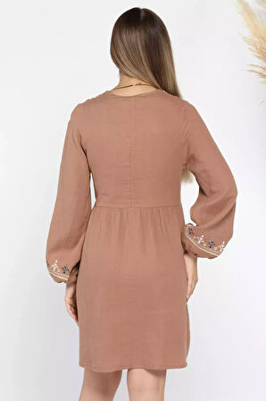 Ön Düğmeli Nakışlı Elbise