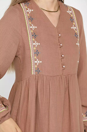Ön Düğmeli Nakışlı Elbise