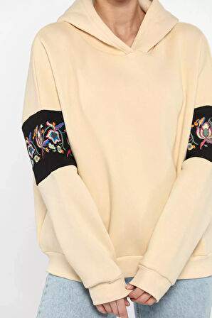Kol Nakışlı Şardonlu Kadın Sweatshirt