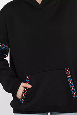 Kadın Kapüşonlu Kol Nakışlı Kanguru Cepli Şardonlu Sweatshirt