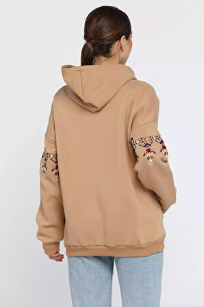 Kadın Kapüşonlu Kol Nakışlı Kanguru Cepli Şardonlu Sweatshirt