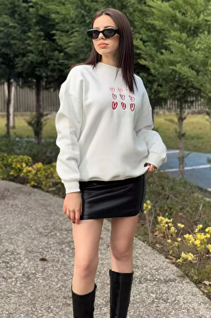 Kadın Bisiklet Yaka Kalp Nakışlı Şardonlu Sweatshirt