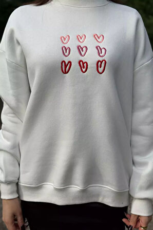 Kadın Bisiklet Yaka Kalp Nakışlı Şardonlu Sweatshirt