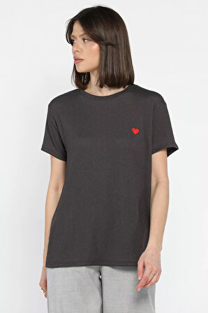 Kadın Bisiklet Yaka Kalp Nakışlı Tişört