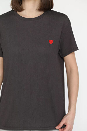 Kadın Bisiklet Yaka Kalp Nakışlı Tişört