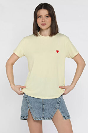 Kadın Bisiklet Yaka Kalp Nakışlı Tişört