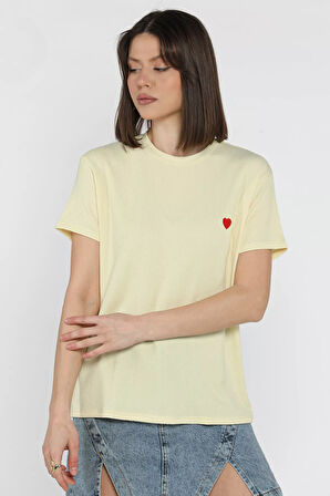 Kadın Bisiklet Yaka Kalp Nakışlı Tişört