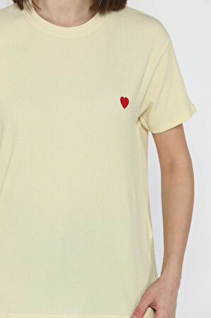 Kadın Bisiklet Yaka Kalp Nakışlı Tişört