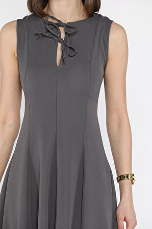 Ön Bağlamalı Sıfır Kol Elbise