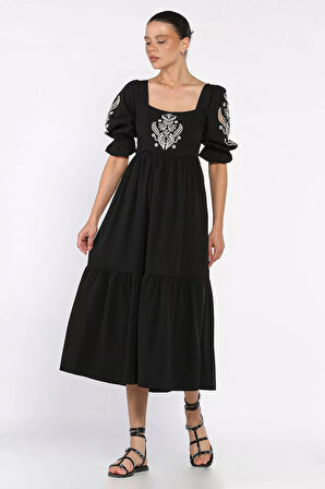 Kadın Kare Yaka Nakışlı Elbise