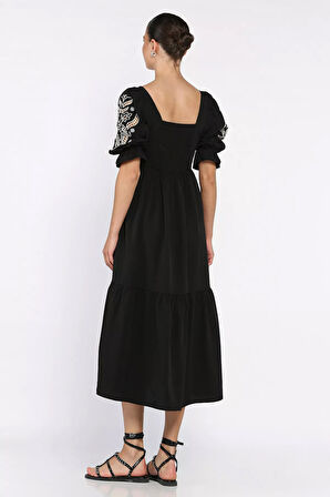 Kadın Kare Yaka Nakışlı Elbise