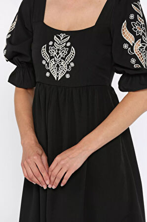 Kadın Kare Yaka Nakışlı Elbise