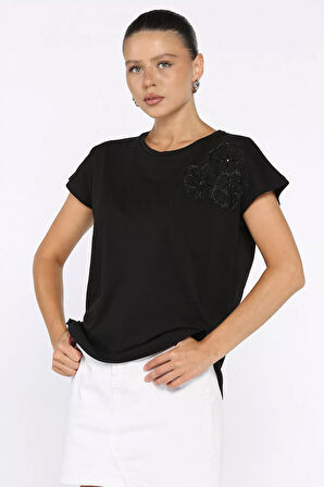 Çiçek Aplikeli Tişört