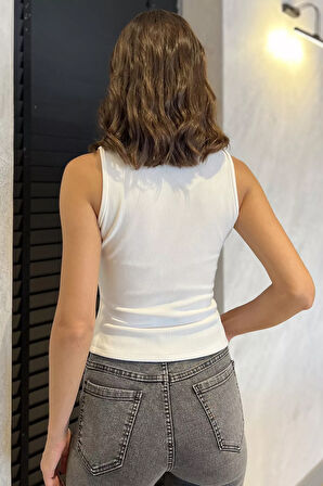 Yan Büzgülü Düğme Detaylı Sıfır Kol Bluz