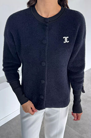 Kadın Broş Detaylı Sırt Fistolu Yumoş Triko Ceket