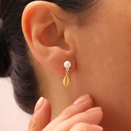 925 Ayar Gümüş İnci Detaylı Deniz Kabuğu Figürlü Küpe (Gümüş)