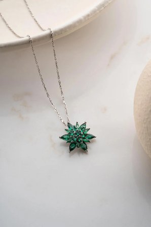 925 Ayar Gümüş Yeşil Zümrüt Taşlı Buzlu Lotus Kolye 