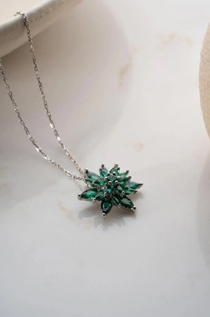925 Ayar Gümüş Yeşil Zümrüt Taşlı Buzlu Lotus Kolye 