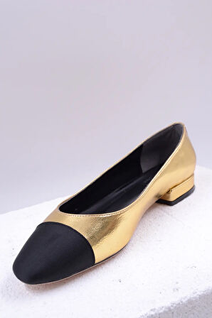 Almira  Siyah Kumaş Burun Detaylı Babet