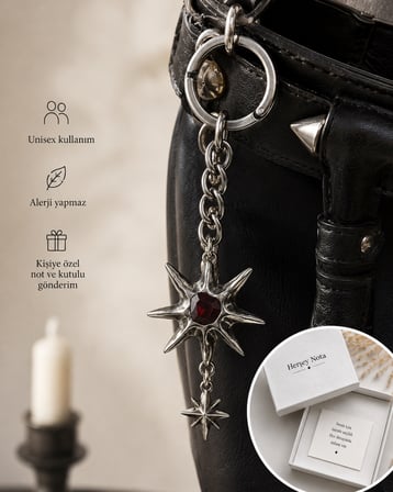 Kırmızı Taş Detaylı Gotik Güneş Yıldız Anahtarlık – Alternatif Stil Unisex Aksesuar