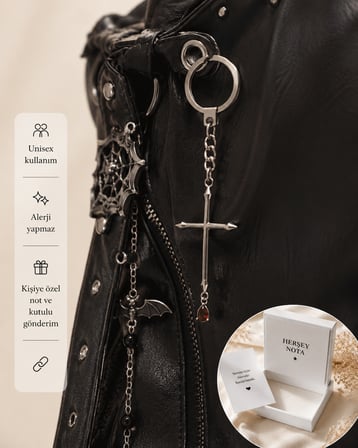 Gotik Kan Damlası Haç Anahtarlık – Unisex Alternatif Stil Çanta Aksesuarı