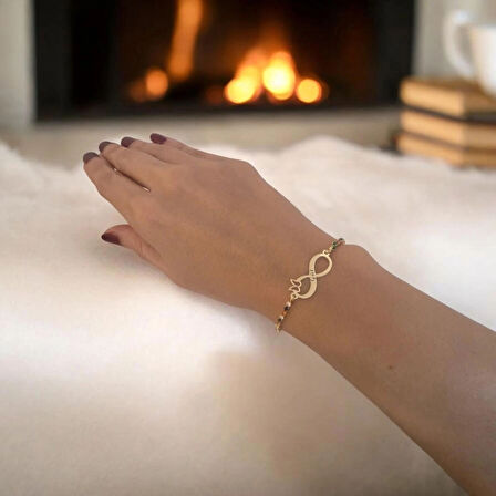 Parlak Sonsuzluk Kelebek Motifli, Renkli Taş Desenli ve 14 Ayar Altın Plakalı Gül Bilekliği