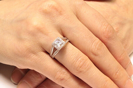 Beyaz Altın Baget Taşlı Yüzük