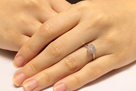 Altın Kalpli Baget Taşlı Yüzük