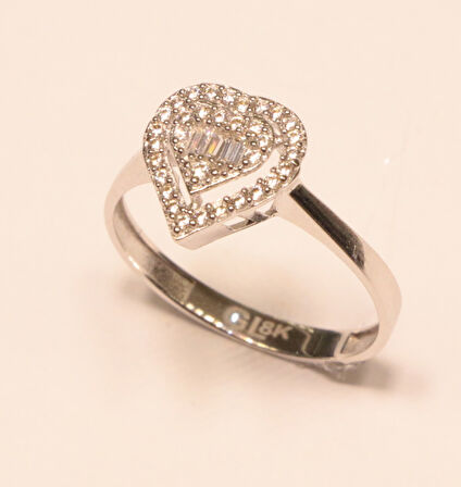 Altın Kalpli Baget Taşlı Yüzük