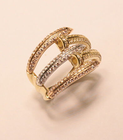 Altın Çivili Yüzük