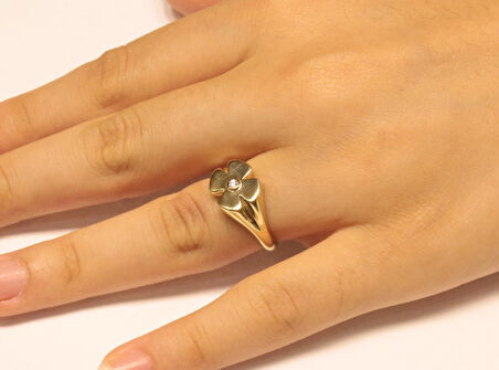 Altın Taşlı Yonca Model Yüzük