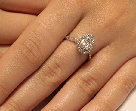  14 Ayar Beyaz Altın Baget Taşlı Yüzük