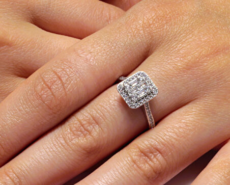  14 Ayar Beyaz Altın Baget Taşlı Yüzük