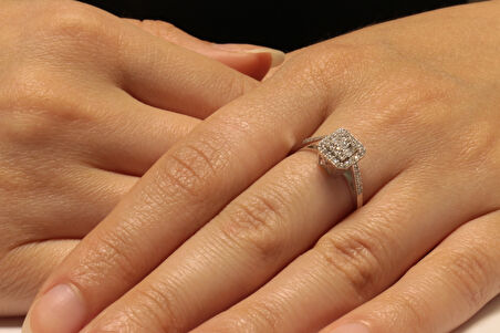  14 Ayar Beyaz Altın Baget Taşlı Yüzük