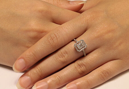 14 Ayar Beyaz Altın Baget Taşlı Yüzük